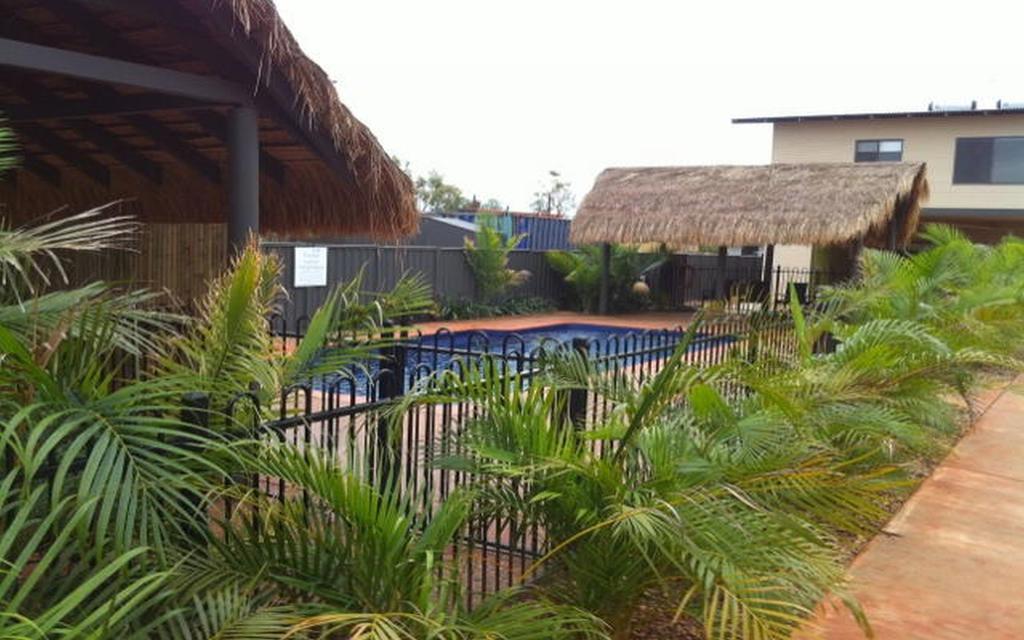 Breezes Apartments Бруум Екстериор снимка