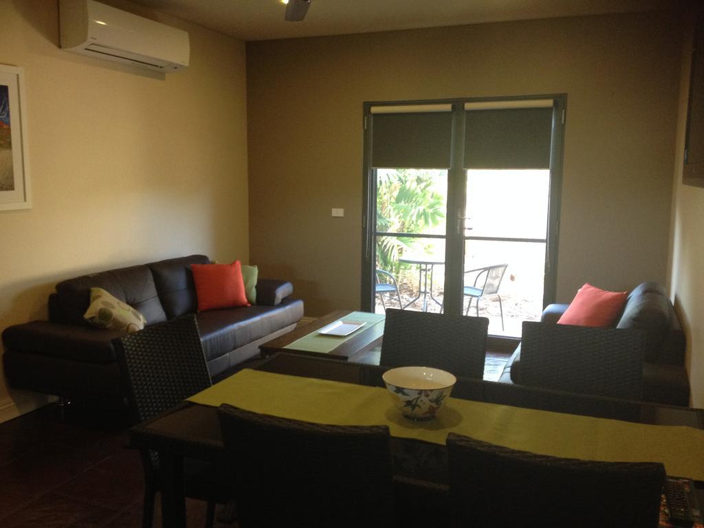 Breezes Apartments Бруум Екстериор снимка